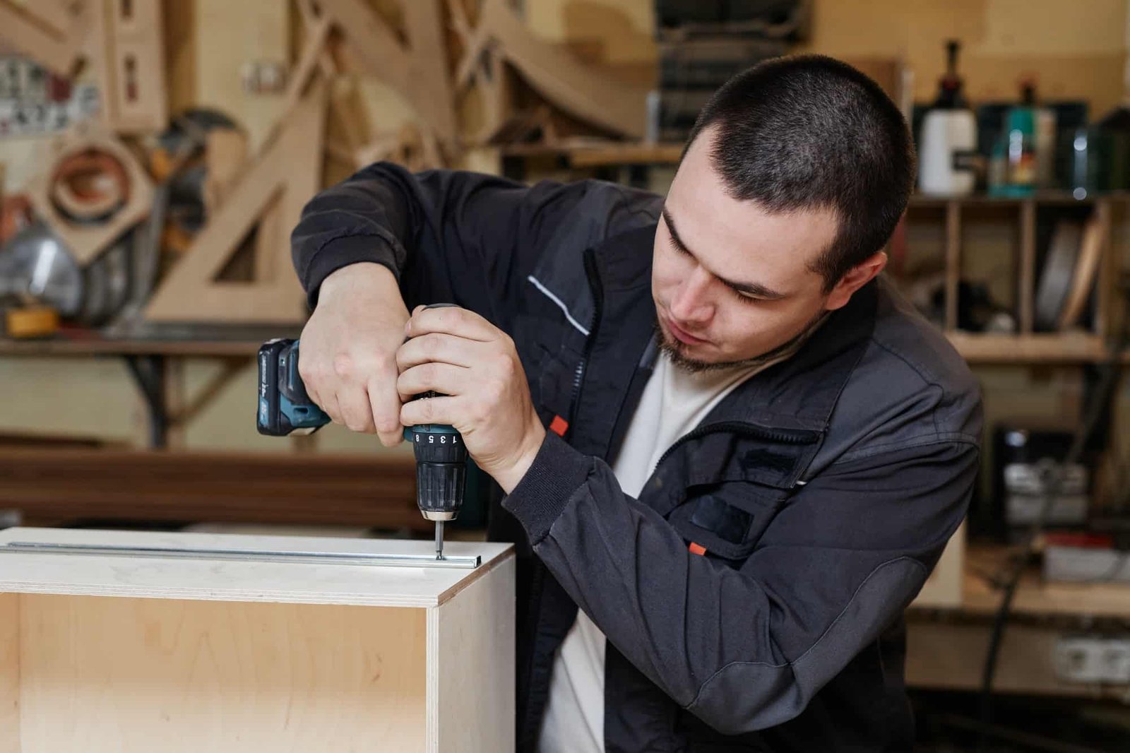 Homme construisant des meubles en bois
