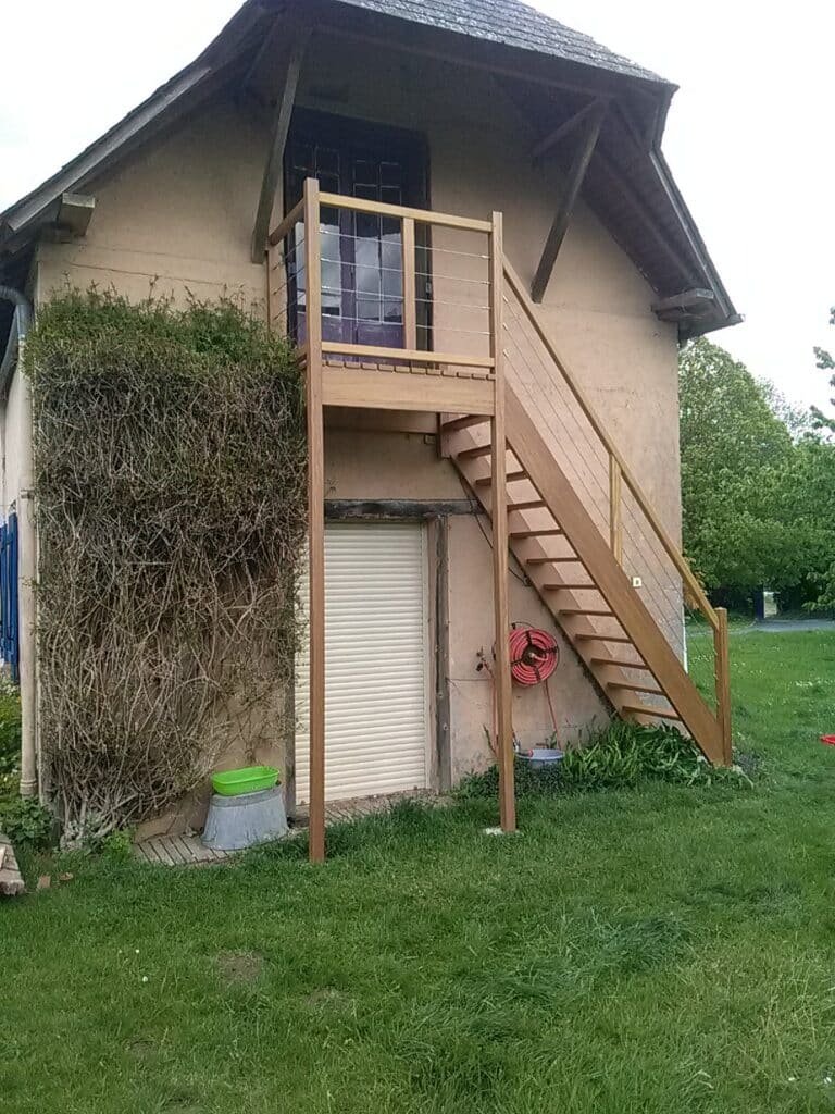 Escalier_en_bois_extérieur_12