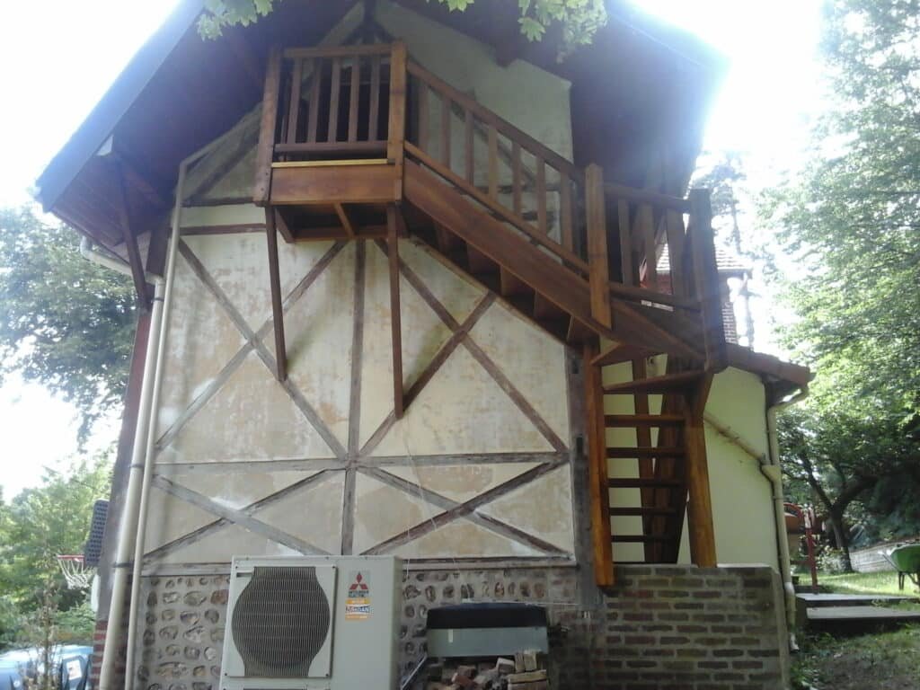 Escalier_en_bois_extérieur_16