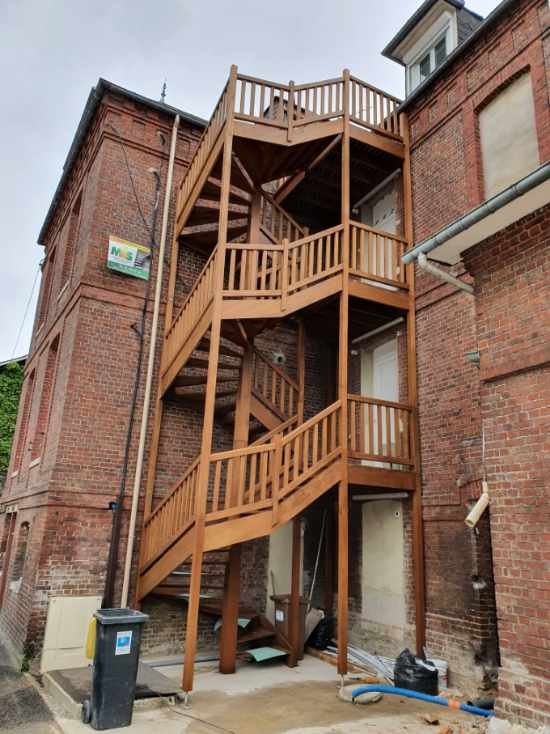 Escalier_en_bois_extérieur_2