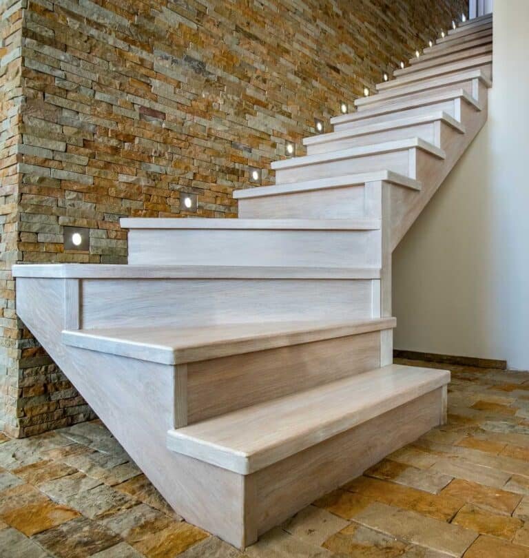 Création d'Escaliers en Bois sur Mesure à Évreux