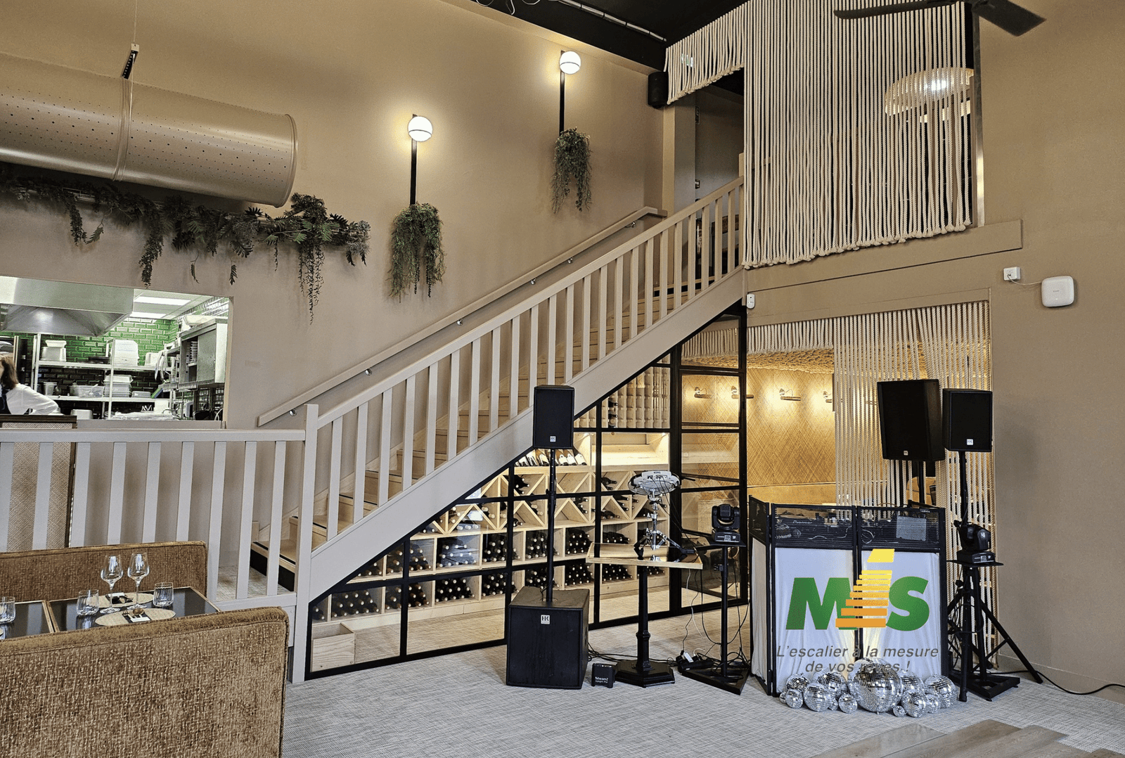 R&eacute;alisation sur mesure : escalier et cave &agrave; vin pour un restaurant